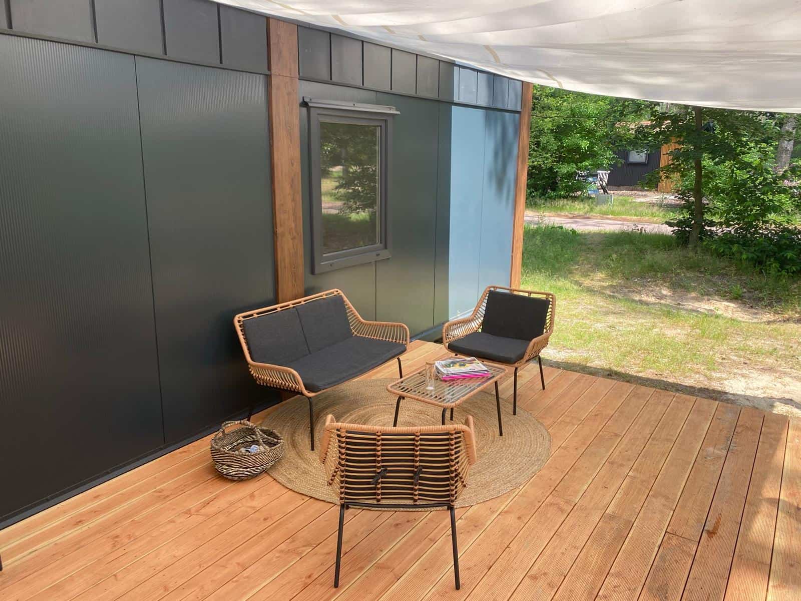 De beste tuinhuisaccessoires om je tuinhuis compleet te maken 1 - Tiny house vlonder